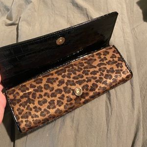 Leopard clutch